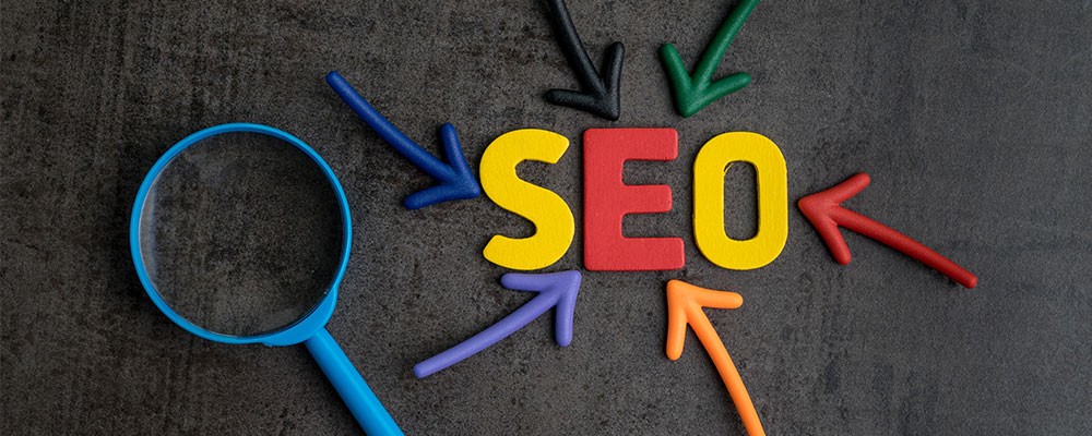 the word SEO surrounding by arrows pointing to it, like someone is trying to find that search term, which depicts how long does seo take to work and get found